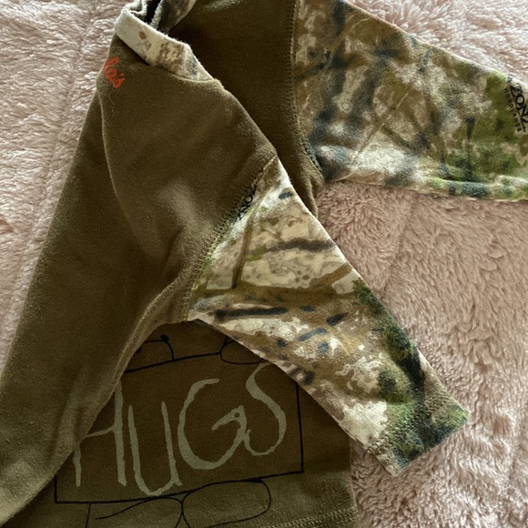 Cabela Kids Top - I hunt for hugs - Picture 2 of 3